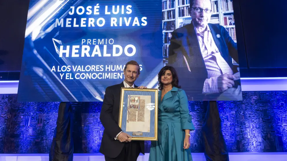 Paloma de Yarza entrega a José Luis Melero el Premio Valores Humanos y Conocimiento, ayer en Villanueva de Gállego.