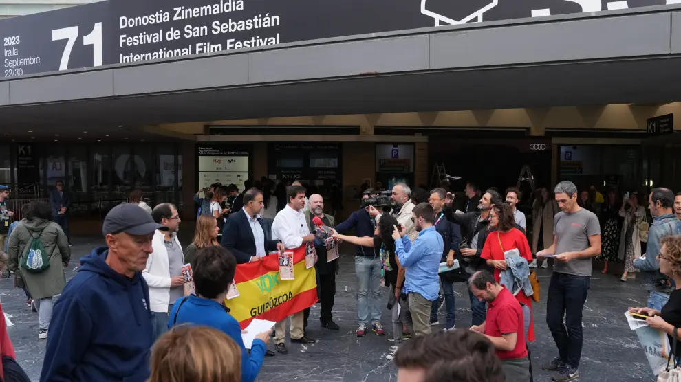 Representantes de Vox se han manifestado en la puerta del Kursaal con motivo del pase del documental 'No me llame Ternera'.