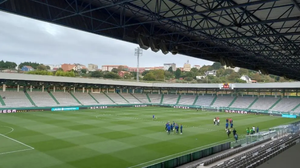 Los jugadores del Racing de Ferrol y del Real Zaragoza, hora y media antes del inicio del partido de este lunes en el estadio de A Malata.