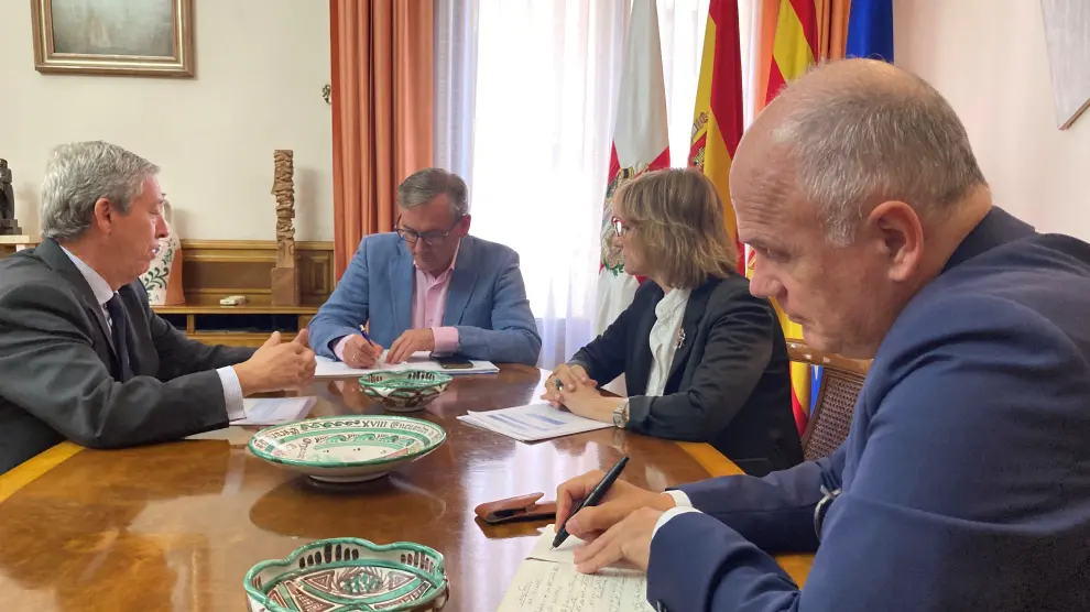 Joaquín Juste –en el centro– ayer, con los miembros del consejo de la Cámara de Cuentas de Aragón.