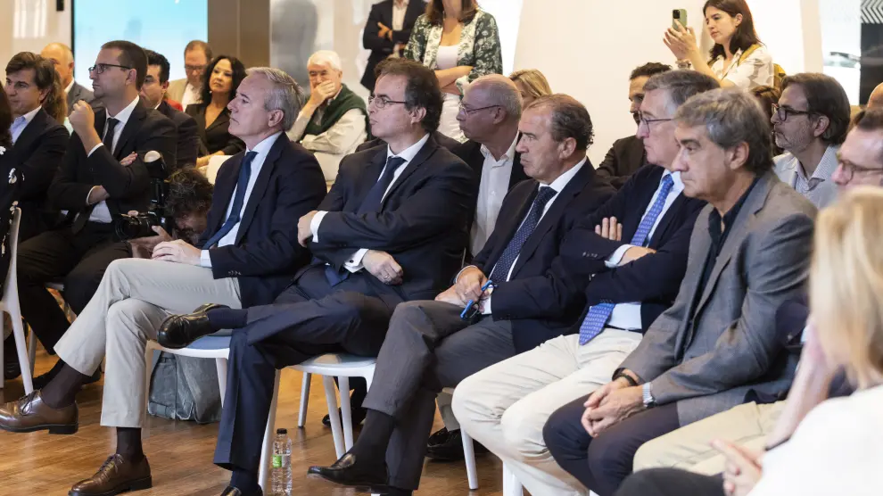 El presidente de Aragón, Jorge Azcón, y el de Ibercaja, Francisco Serrano, han acudido al coloquio de las alcaldesas.