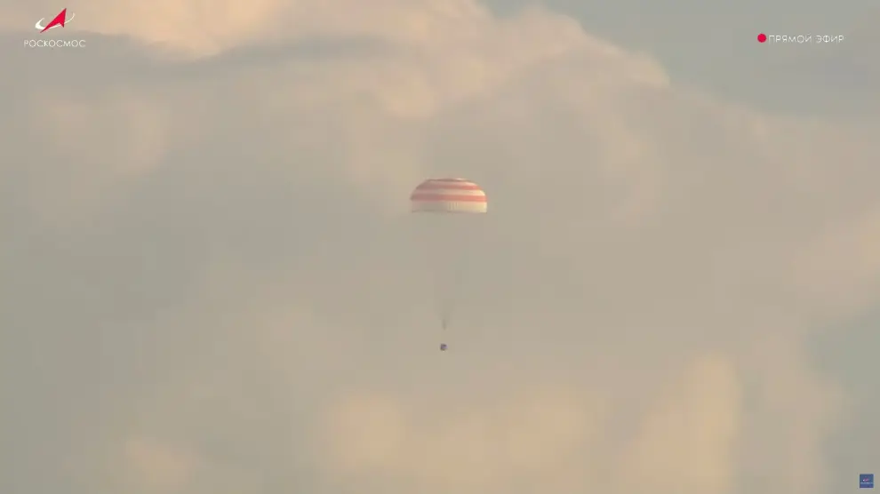 Momento del descenso de la nave rusa Soyuz MS-23