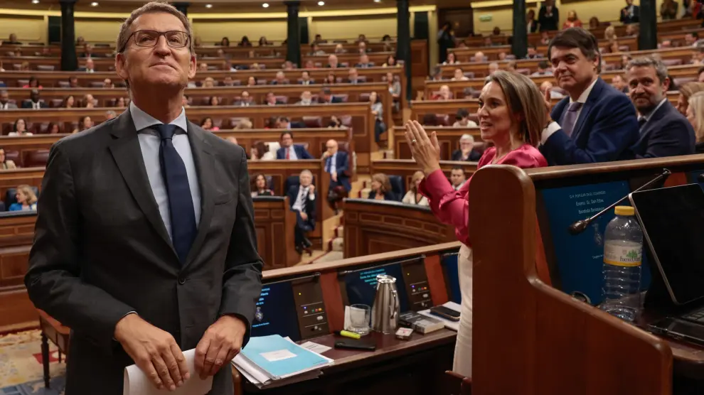 Núñez Feijóo, aplaudido por su grupo parlamentario