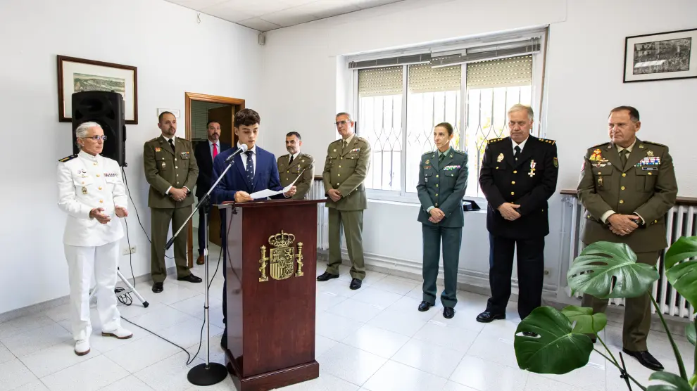 El joven Jesús Martínez Morales ha leído su 'Carta a un militar español' ante el público congregado en el acto por el Día de la Subdelegación de Defensa en Teruel.