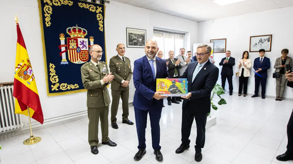 El presidente de la Cámara de Comercio, Antonio Santa Isabel -a la izquierda- ha recibido una distinción de manos del presidente de la Diputación de Teruel, Joaquin Juste.