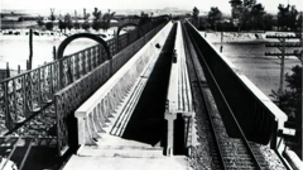 Año 1958. El puente metálico sin uso el tablero de hormigón central sin uso y el de la drecha para tráfico ferroviario. Se rodó Culpable para un delito en 1966