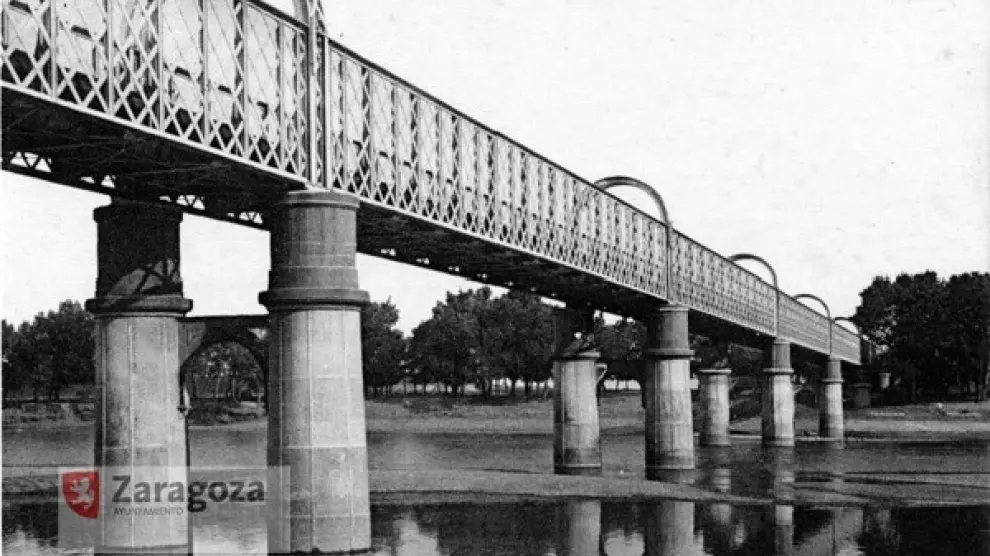 Puente de hierro del ferrocarril construido en La Almozara en 1871 para conectar Zaragoza con Barcelona en viajes de 17 horas.