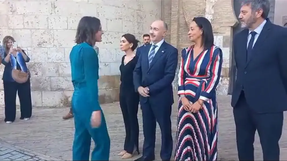 La ministra de Igualdad y la presidenta de las Cortes de Aragón se han saludado de manera fría sin estrechar sus manos.