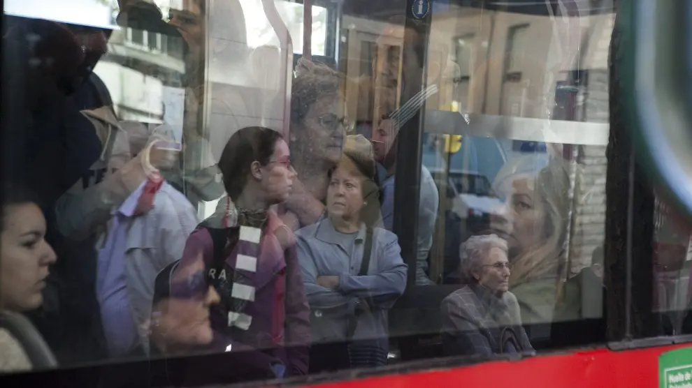 Imagen de un autobús lleno de gente durante una huelga en Zaragoza.