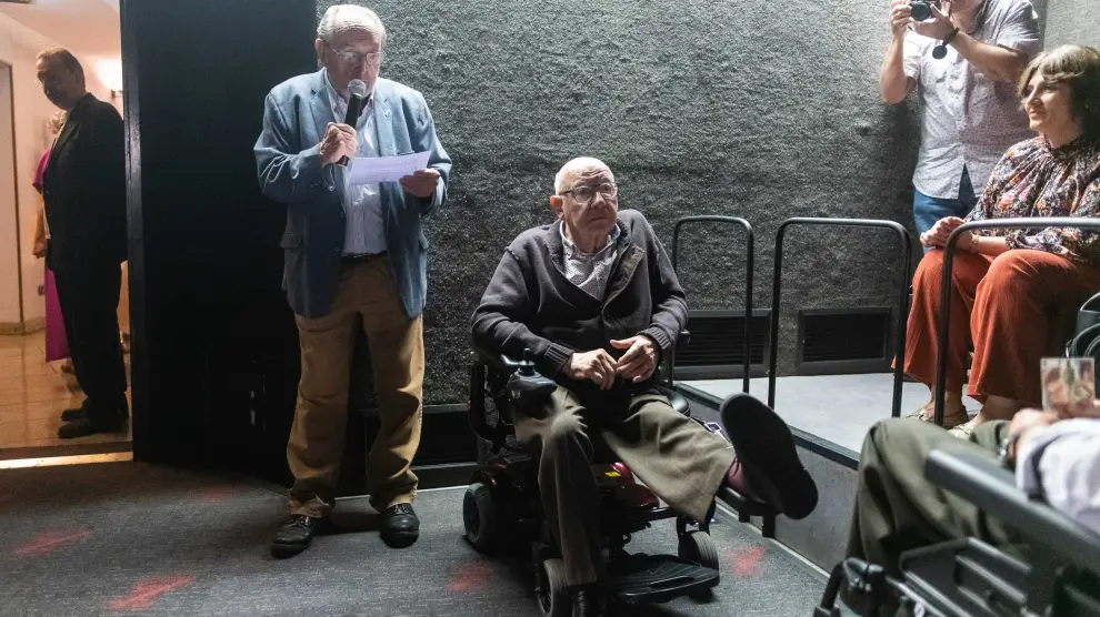 José Antonio Duce participó en la presentación del libro de Víctor Lahuerta en los cines Palafox. En la imagen, el cineasta y fotógrafo junto a Carlos Forcadell.