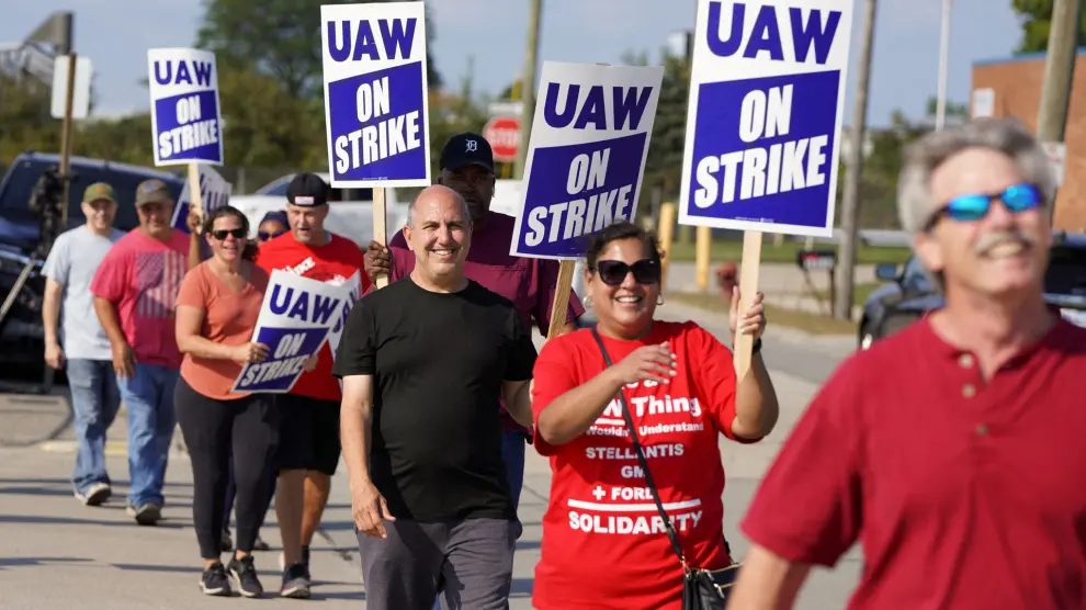 Piquete de trabajadores del UAW en huelga frente a una instalación de Stellantis en Center Line, Michigan, EE.UU.