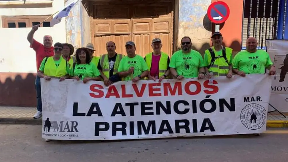 Miembros del Movimiento de Acción Rural (MAR) posan con el cartel de la movilización.