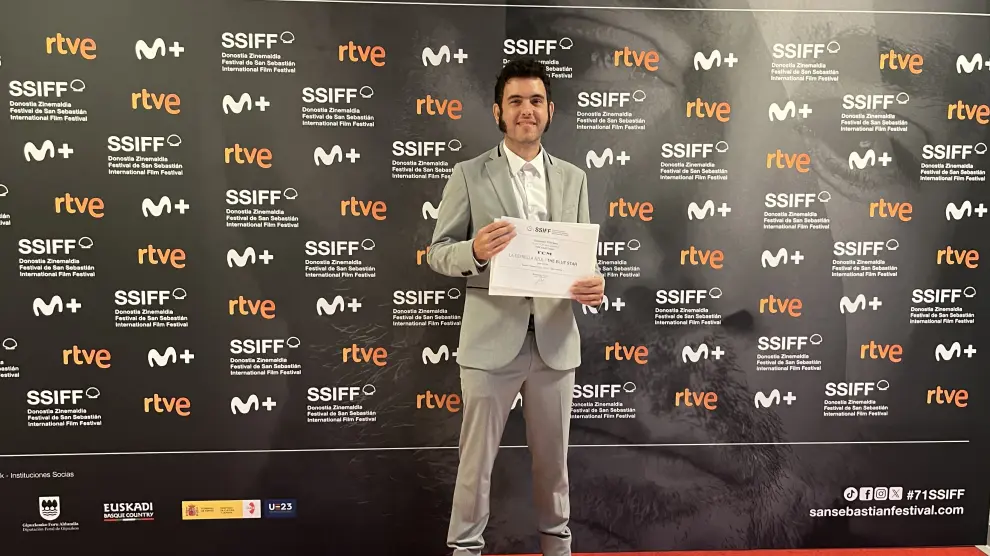 Javier Macipe, director de 'La estrella azul', recibe el premio que otorga el Jurado de la Juventud, compuesto por 150 espectadores de entre 18 y 25 años de edad.