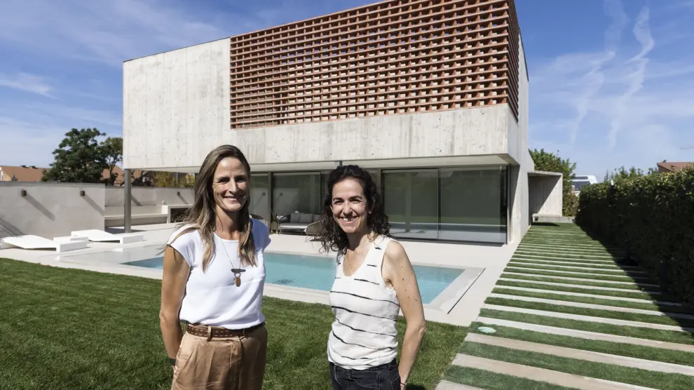 Cristina Balet y Ester Roselló, ante la vivienda unifamiliar premiada, que diseñaron juntas