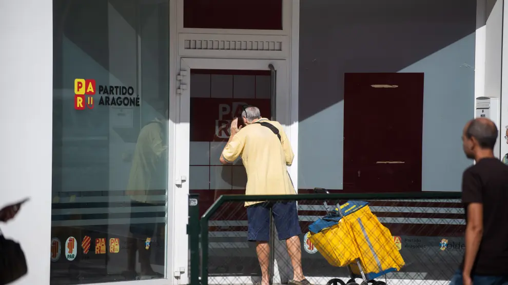 Un cartero intenta entregar la correspondencia en la sede del PAR de Zaragoza, ya cerrada.