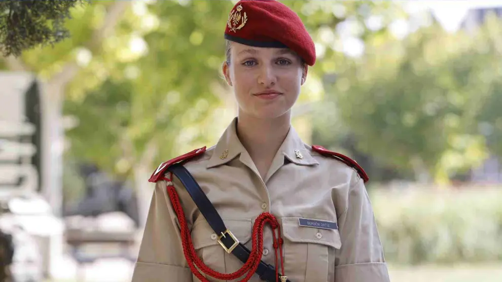 Imagen de la princesa Leonor con el uniforme de representación del Ejército de Tierra y sus divisas
