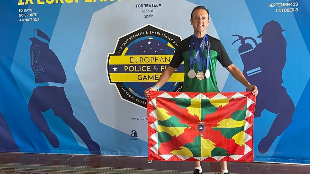 Míchel Pascual, miembro del CC Oscense y de la Policía Local de Huesca, con sus tres medallas en los Juegos Europeos de Policías y Bomberos.