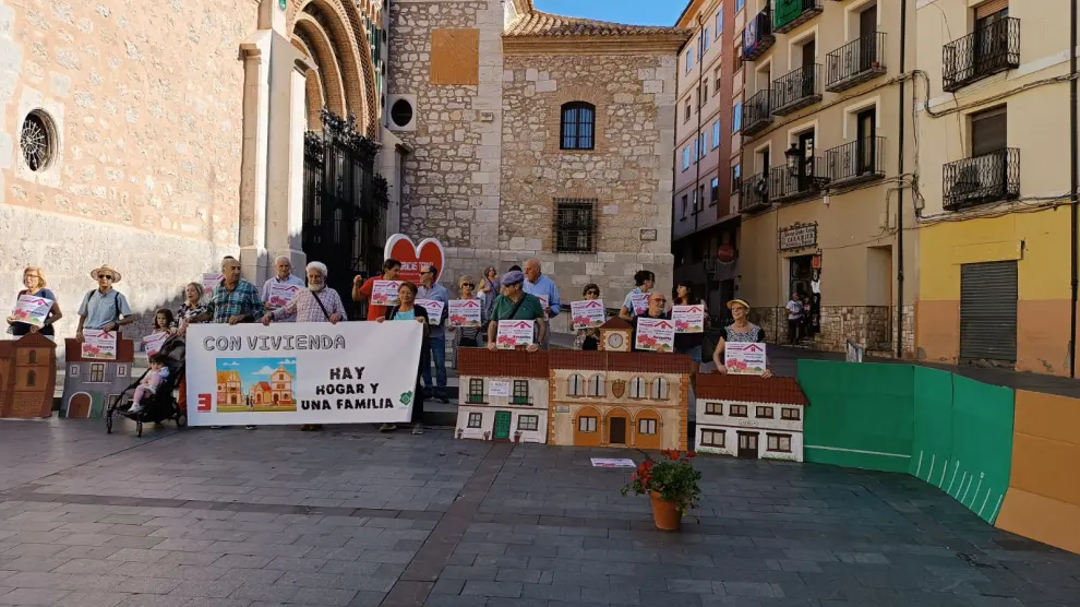 Concentración a las puertas de la catedral de Teruel para reclamar el acceso a la vivienda en la España Vaciada.