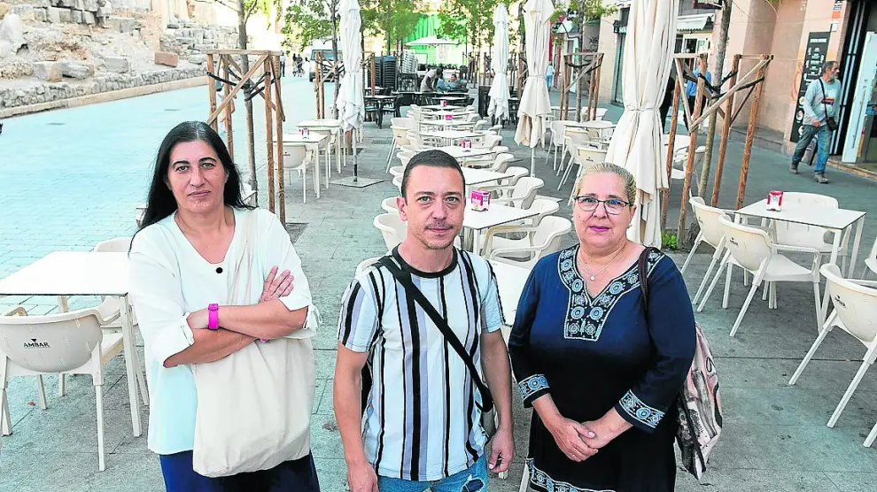 Maribel Arnal, Iván Colas y María León, delegados de OSTA y trabajadores en el sector de la hostelería piden un convenio que permita dignificar el sector