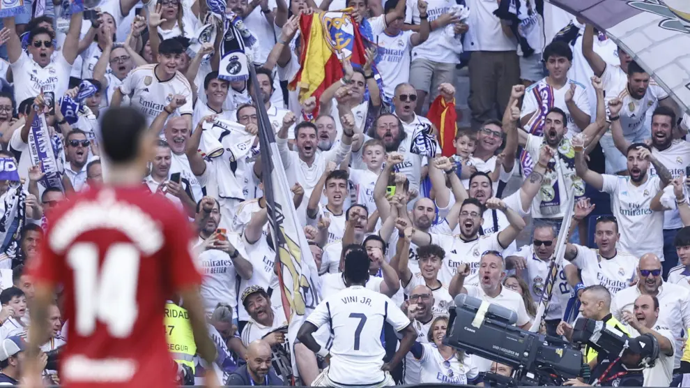 Vinícius Junior celebra su gol con la grada del Bernabéu