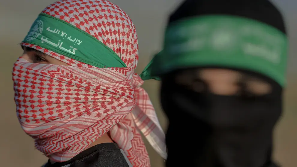 Foto de archivo de dos palestinos portando una cinta de Hamás en la frente