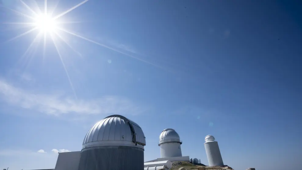 La carretera comunica Arcos de las Salinas con el observatorio astrofísico.