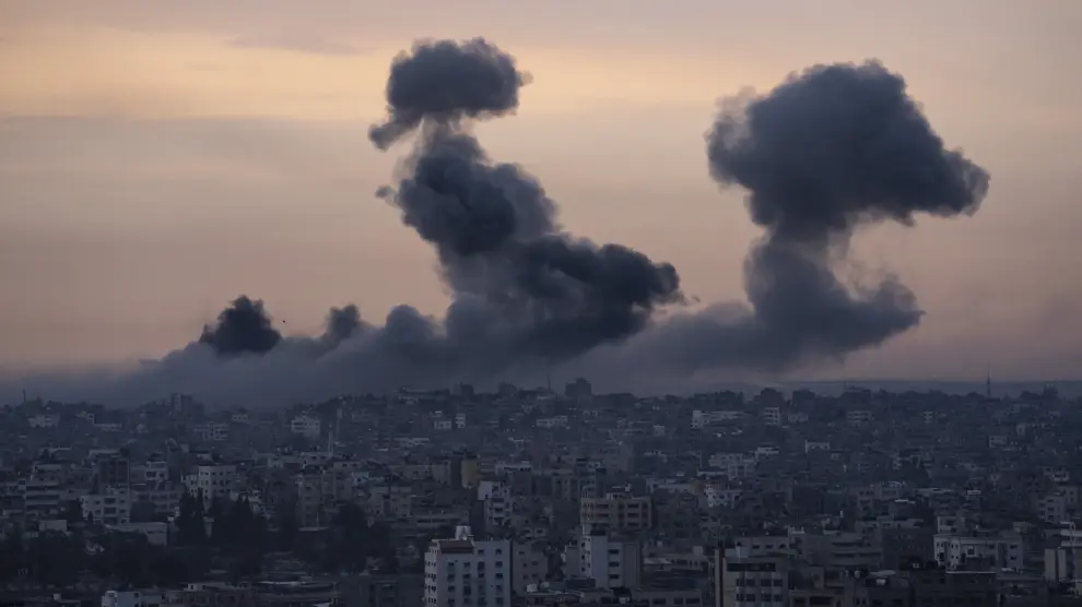 El humo se eleva después del ataque aéreo israelí en la Franja de Gaza este lunes, 9 de octubre de 2023.