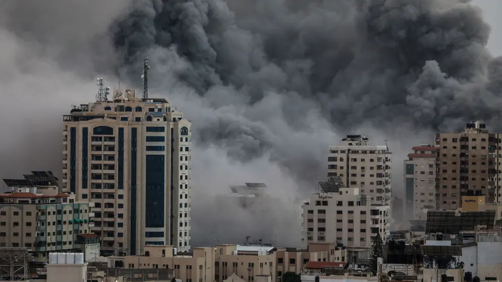 El humo se eleva tras un ataque aéreo israelí en la ciudad de Gaza.