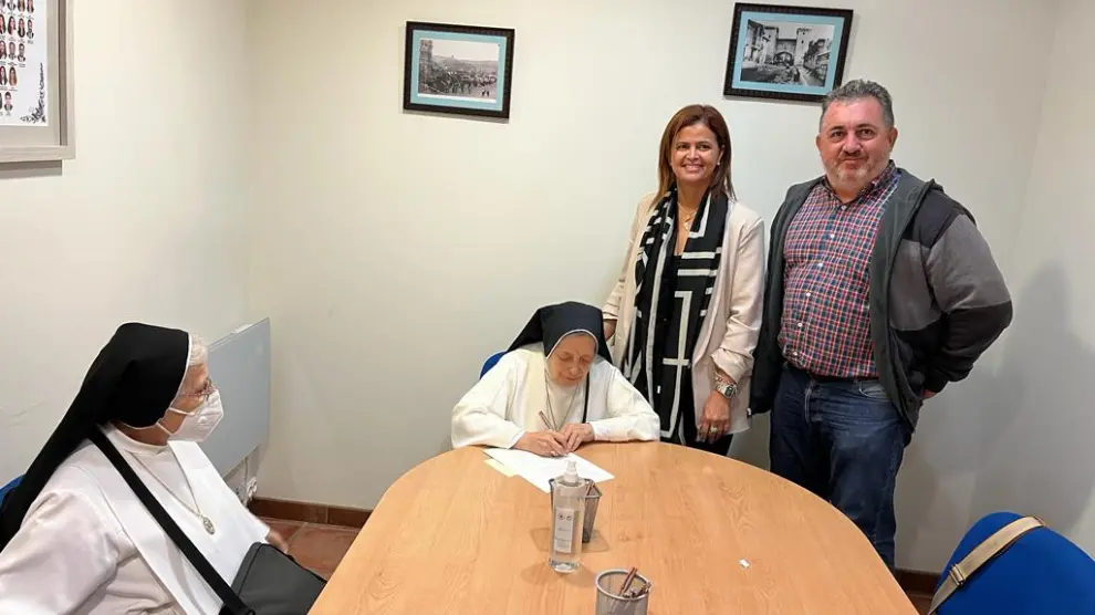 La alcaldesa de Miedes, Elisabeth Sánchez ,y el teniente de alcalde, José Lorente durante la firma