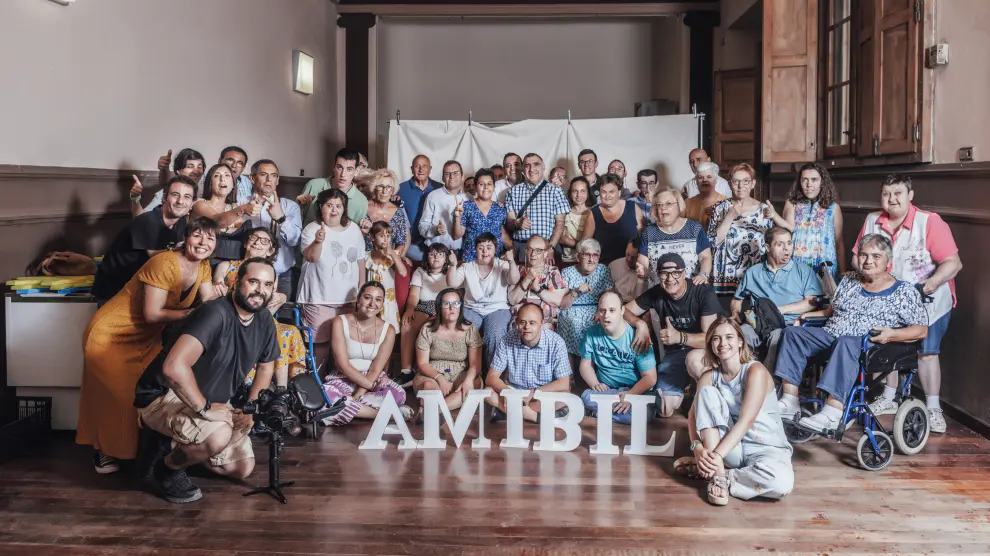 Usuarios, familiares, socios, voluntarios y colaboradores de Amibil durante la realización de las imágenes del anuario