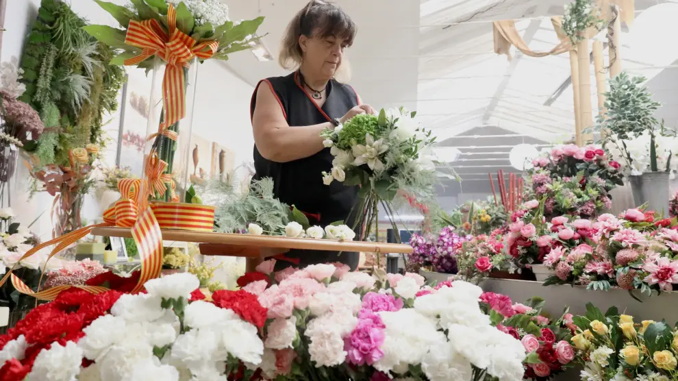 Fermina Asensio, de Gálvez Floristas, prepara un ramo para una de las jornadas más importantes y alegres del año.