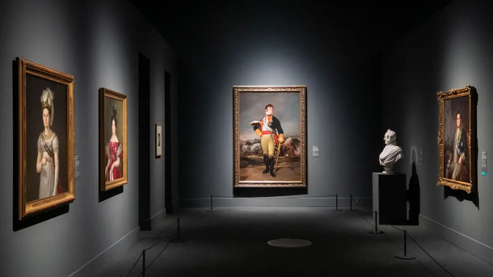 La exposición del retrato del siglo XIX en Caixafórum: esta es la dependencia dedicada al poder. Al fondo, Fernando VII visto por Goya.