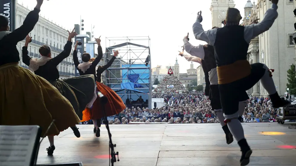 Actuación de jota en la plaza del Pilar un 12 de octubre.
