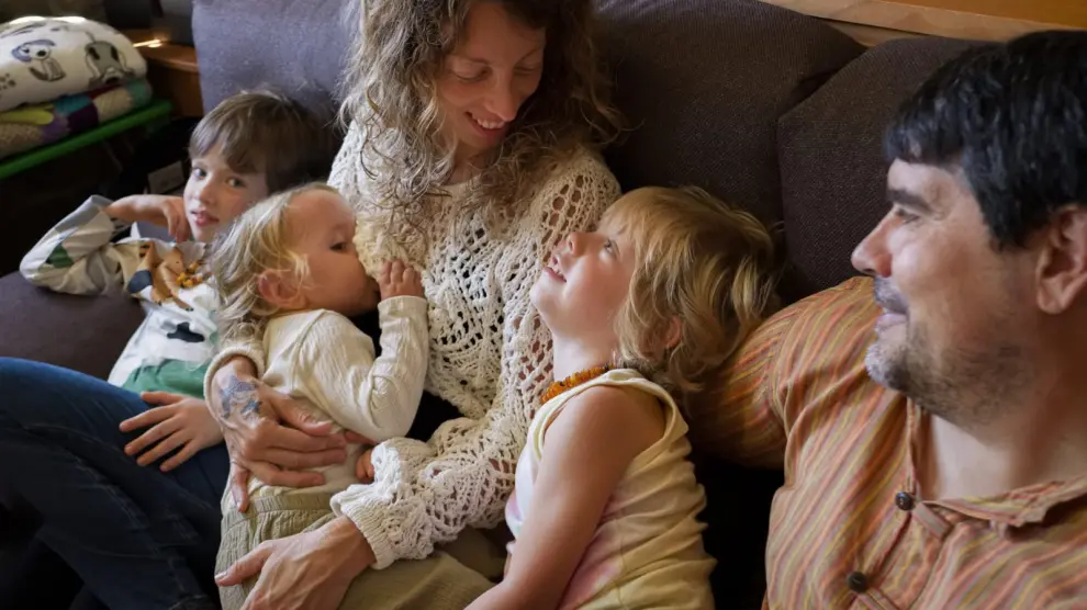 Laura Pueyo con su marido Miguel Santiso y sus tres hijos Yuriel, Haniel y Tagore.