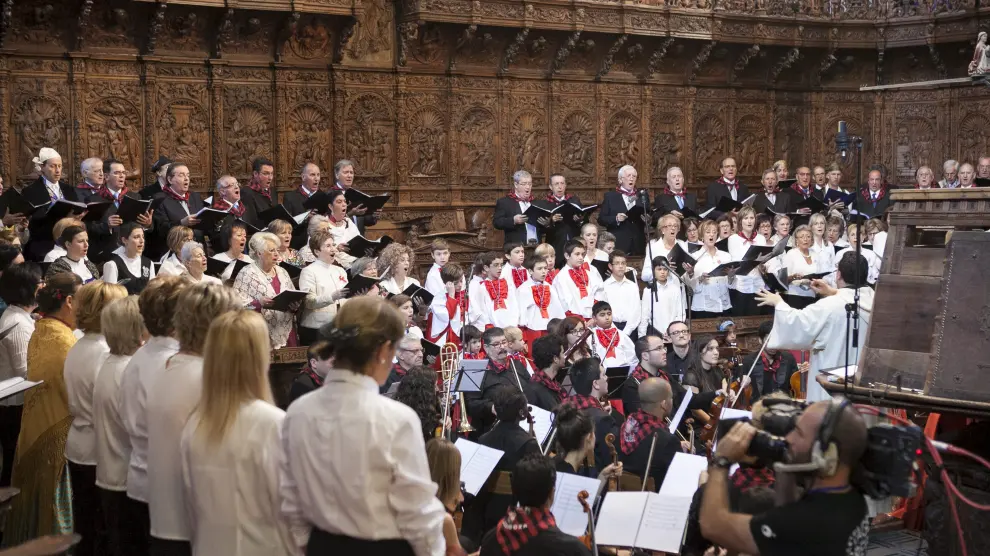 Los infanticos, la Capilla de Música del Pilar, la Orquesta Cantatibus Organis y varios coros invitados participan en la misa pontifical.