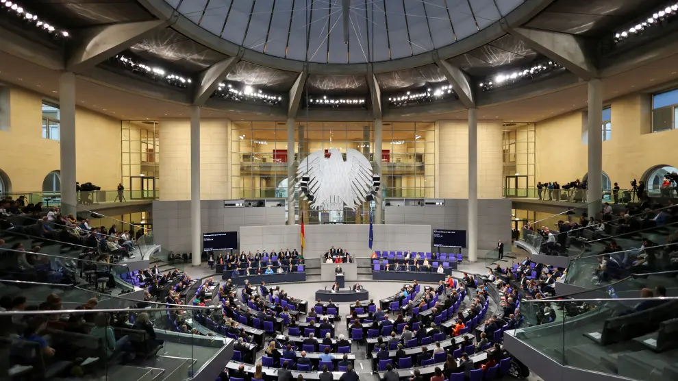 El canciller alemán Olaf Scholz pronuncia una declaración del gobierno sobre Israel durante una sesión del Bundestag de la cámara baja del parlamento en Berlín