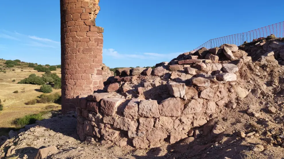 Base de torreón aparecida en la excavación del castillo de Pozondón