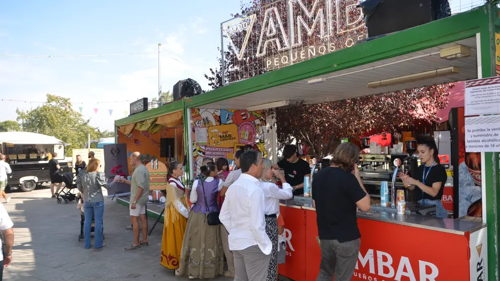 En el espacio Ebro Food Trucks, Ambar ha instalado varias barras y numerosos grifos de cerveza