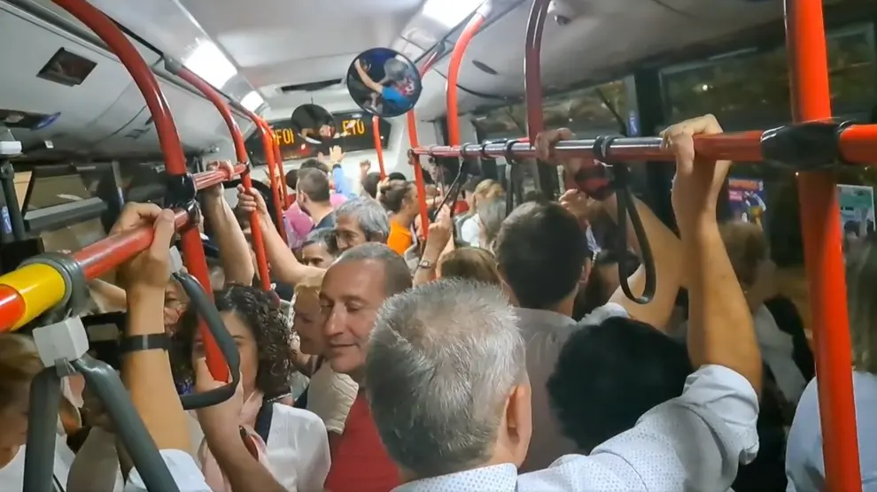 Pasajeros del autobús entonando cánticos en Zaragoza.