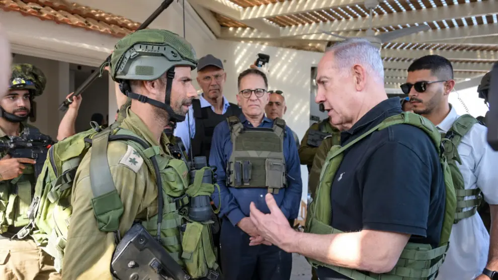 HANDOUT - 14 October 2023, Israel, Kibbutz Beeri: Israels Prime Minister Benjamin Netanyahu (L) speaks to a member of the IDF during his visit to Kibbutz Beeri and Kibbutz Kfar Aza. Photo: Avi Ohayon/GPO/dpa - ATTENTION: editorial use only and only if the credit mentioned above is referenced in full..14/10/2023 ONLY FOR USE IN SPAIN[[[EP]]]