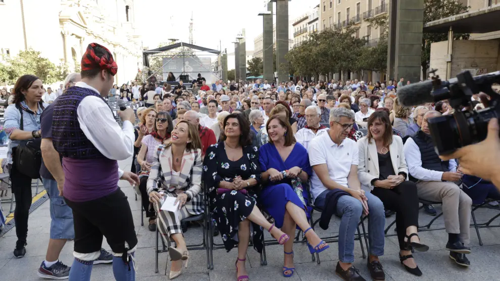 Abrazo jotero en las Fiestas del Pilar 2023 de Zaragoza.