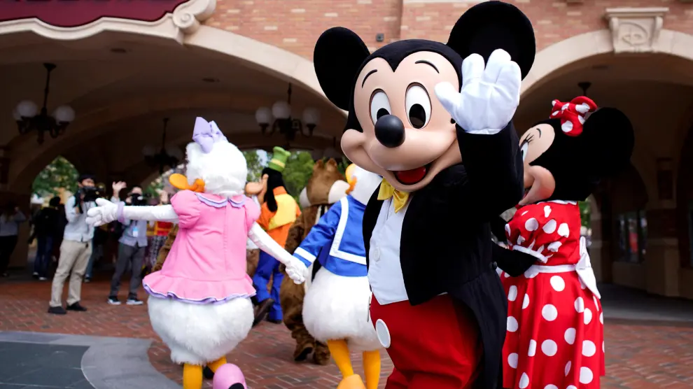 FILE PHOTO: Disney character Mickey Mouse greets visitors at Shanghai Disney Resort as the Shanghai Disneyland theme park reopens following a shutdown due to the coronavirus disease (COVID-19) outbreak, in Shanghai, China May 11, 2020. REUTERS/Aly Song/File Photo