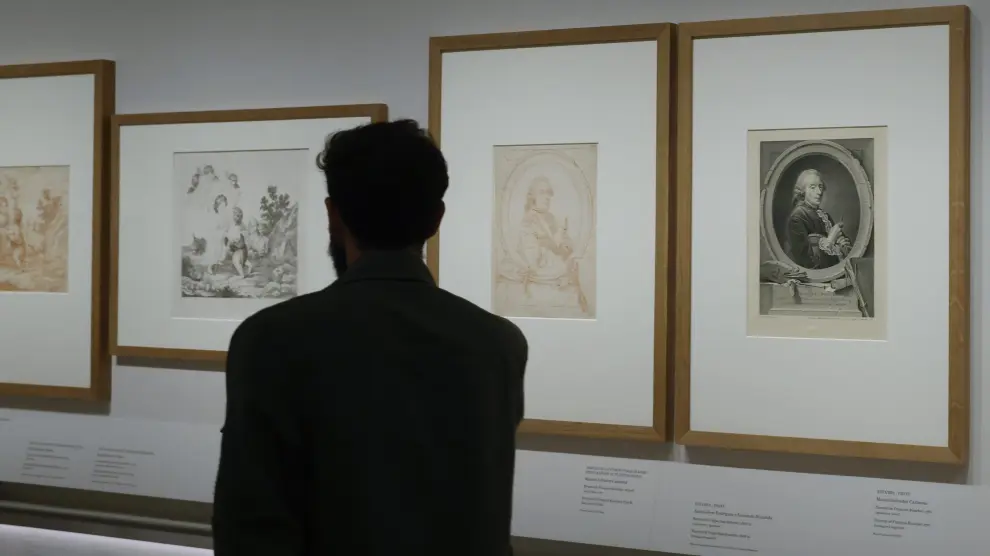 Un hombre visita la exposición 'Del lapicero al buril. El dibujo para grabar en tiempos de Goya' que reúne 80 obras entre dibujos preparatorios y grabados