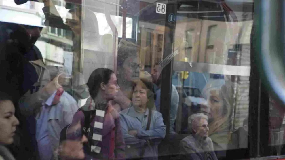 Autobús urbano de Zaragoza lleno de pasajeros