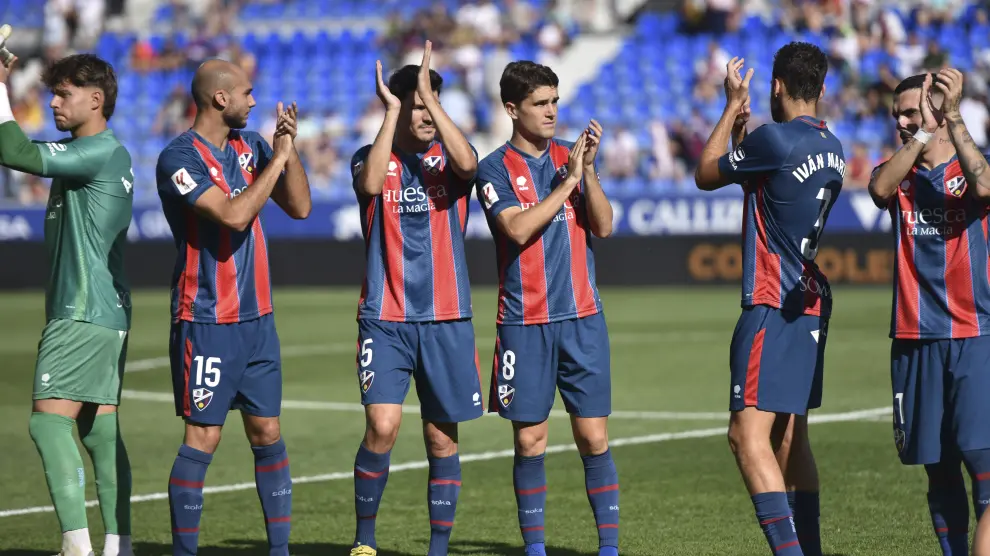 Los jugadores de la SD Huesca saludan a la grada en el inicio del partido con el Eldense.