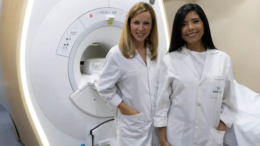 Las doctoras Helena Esteban y Luisa Fernanda Ángel, en la Unidad de Radiología Mamaria de Quirón Salud Zaragoza.