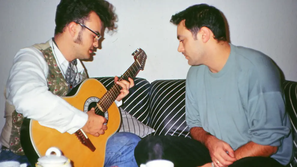 Mauricio Aznar y Gabriel Sopeña, en una imagen de los años 80, pergeñando una canción.