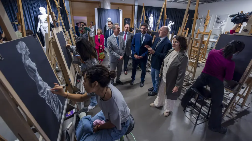 Nolasco, junto al resto de autoridades, ha visitado la sala de dibujo de la Facultad de Bellas Artes de Teruel.