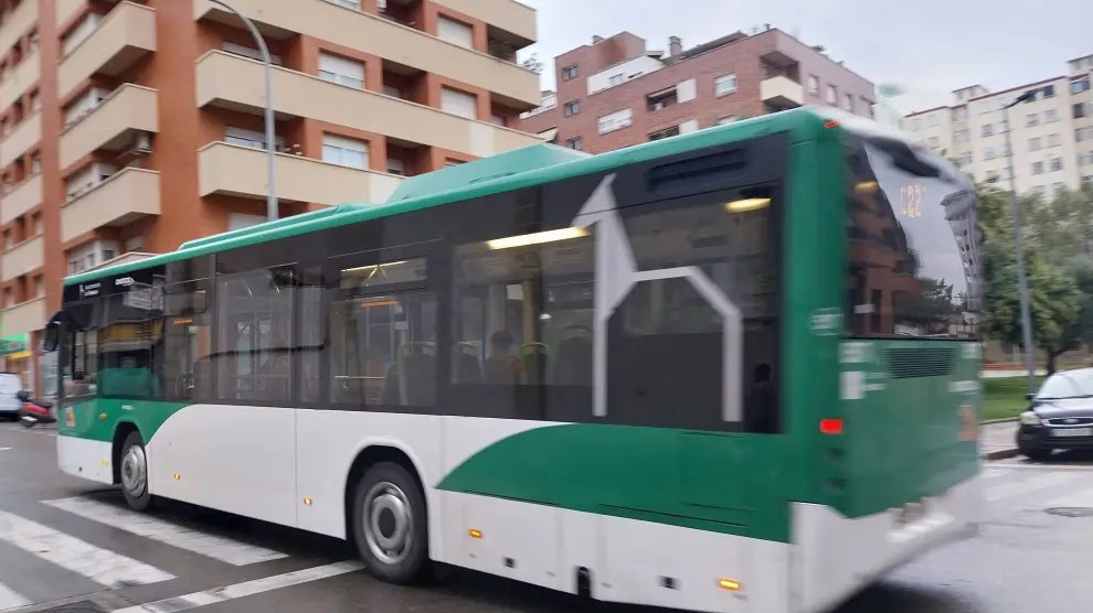 Uno de los vehículos del servicio de transporte urbano de Huesca.