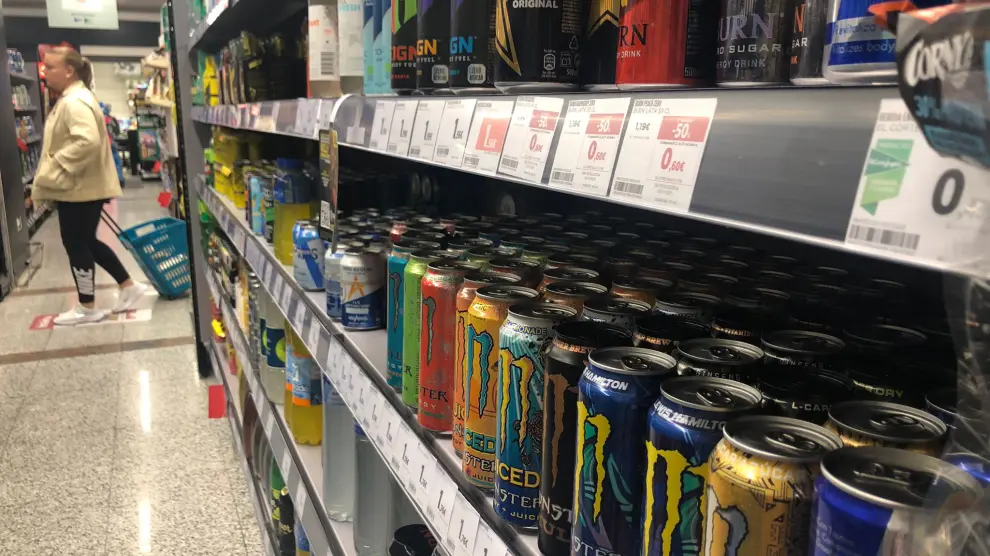Varias latas de bebidas energéticas en un supermercado de Zaragoza